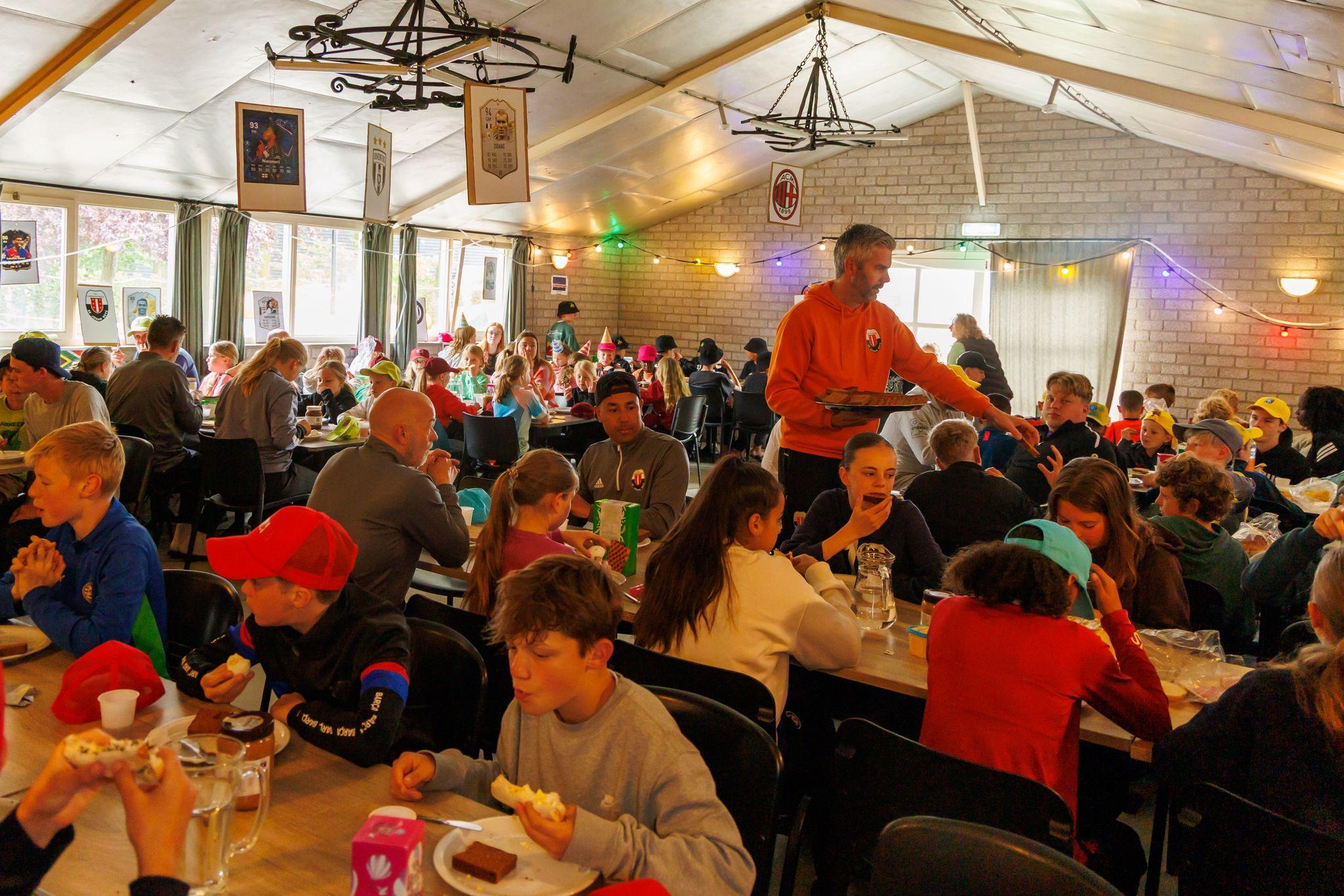 Samen aan tafel in de eetzaal