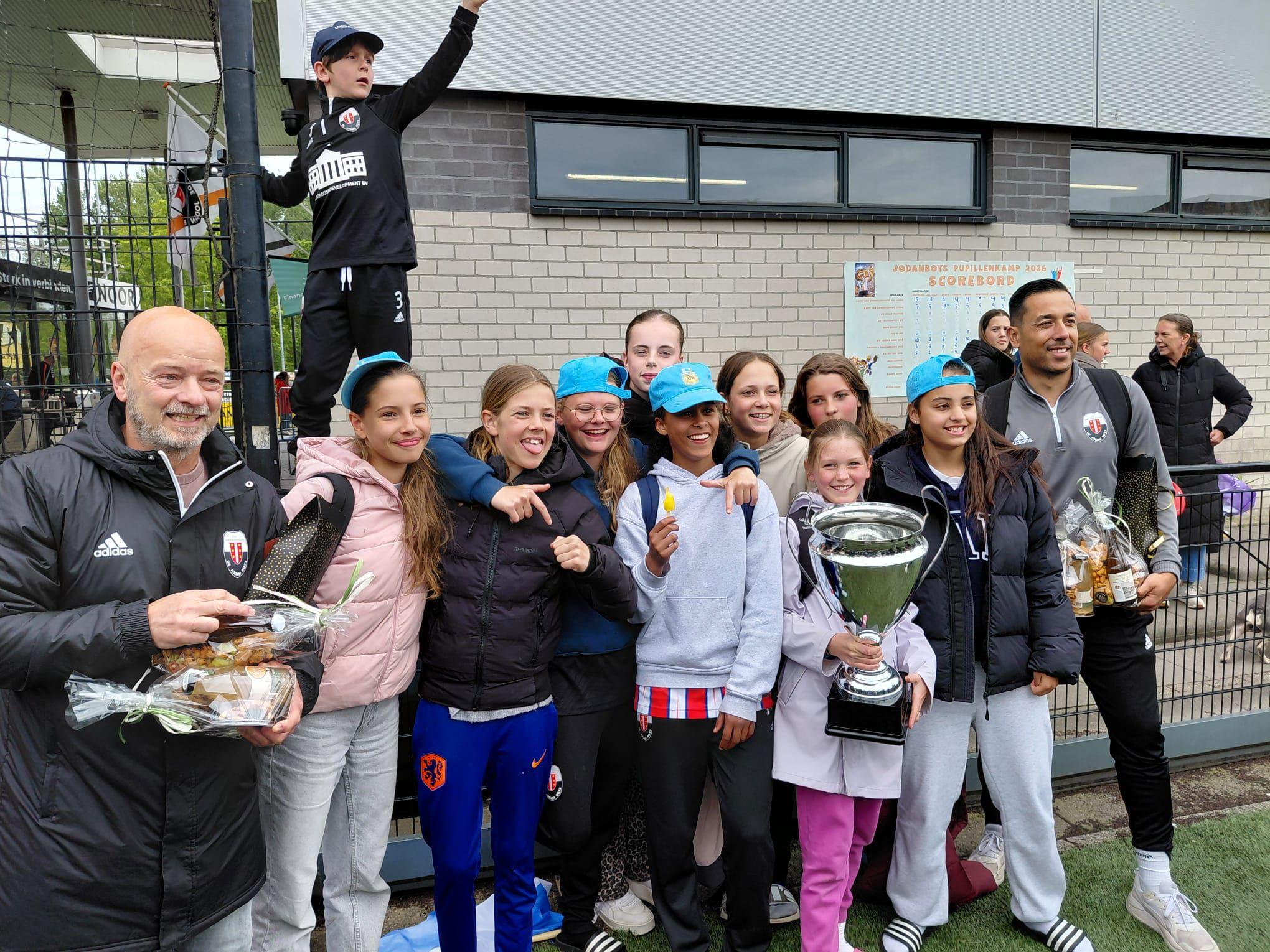 Het winnende team met de beker