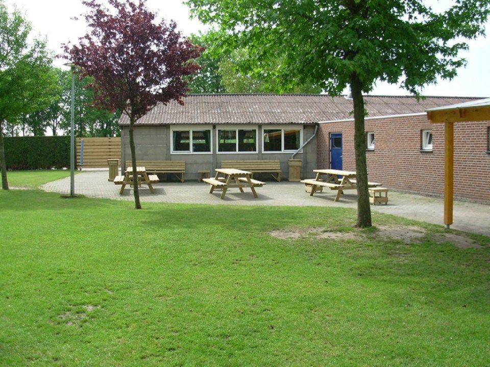 Het terras met picknicktafels