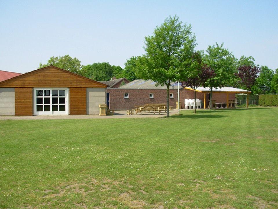De grasvelden rondom het kamphuis